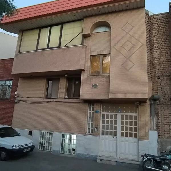 ملکی 3طبقه مسکونی .یک باب مغازه تجاری .
