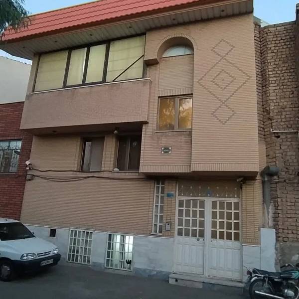 3 طبقه مسکونی و مغازه ای تجاری