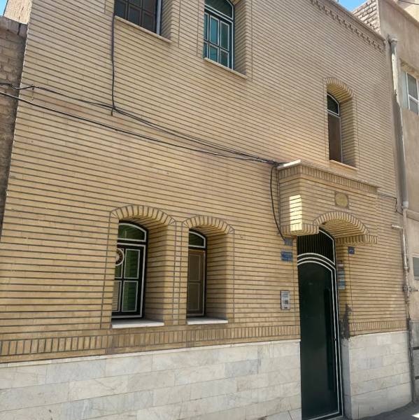 خانه ویلایی قدیمی حیاط دار 116متر درجه یک