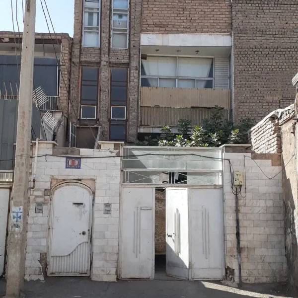 منزل ویلایی حیاط دار سه طبقه ۲۶۴ متر بنا