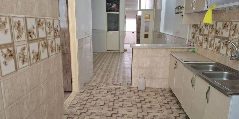 ملک تمیز بر خیابان اصلی