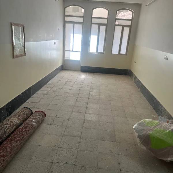 زیرزمین اجاره ای تمیز و با حیاط